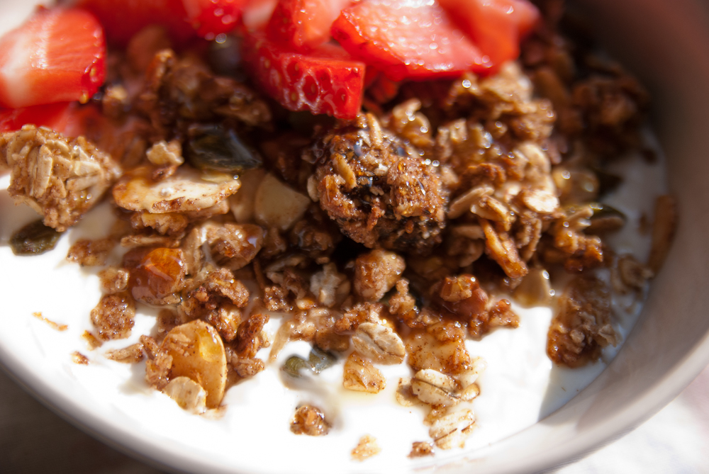 Granola with almonds, pecans and cinnamon Mondomulia