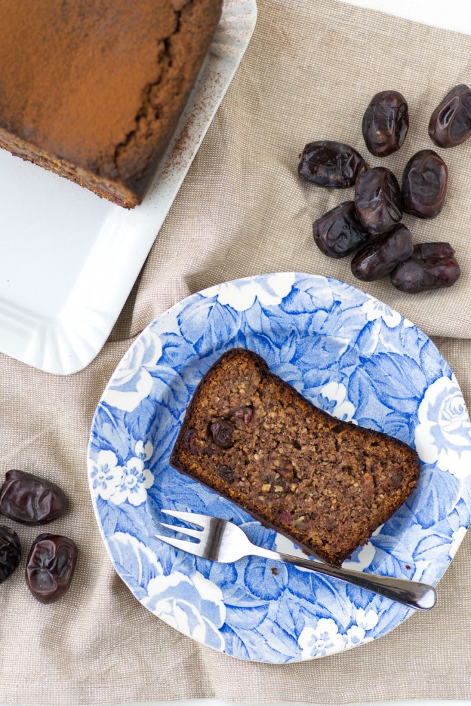 Paleo Baking: Date and Almond Bread | Recipe and photography by Giulia Mule - Mondomulia