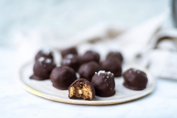 An indulgent vegan superfood treat: Almond, Tahini and Dark Chocolate Truffles | Mondomulia